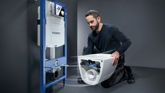 Instalatérský WC systém, který tvoří splachovací nádržka pod omítku Geberit Sigma a WC Geberit Acanto