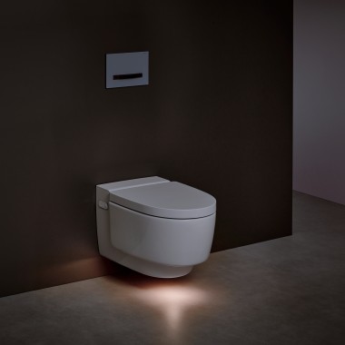 Sprchovací toaleta Geberit AquaClean Mera se zapnutým orientačním světlem