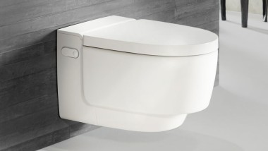 Geberit AquaClean Mera v bílé barvě s dálkovým ovládáním Sigma70