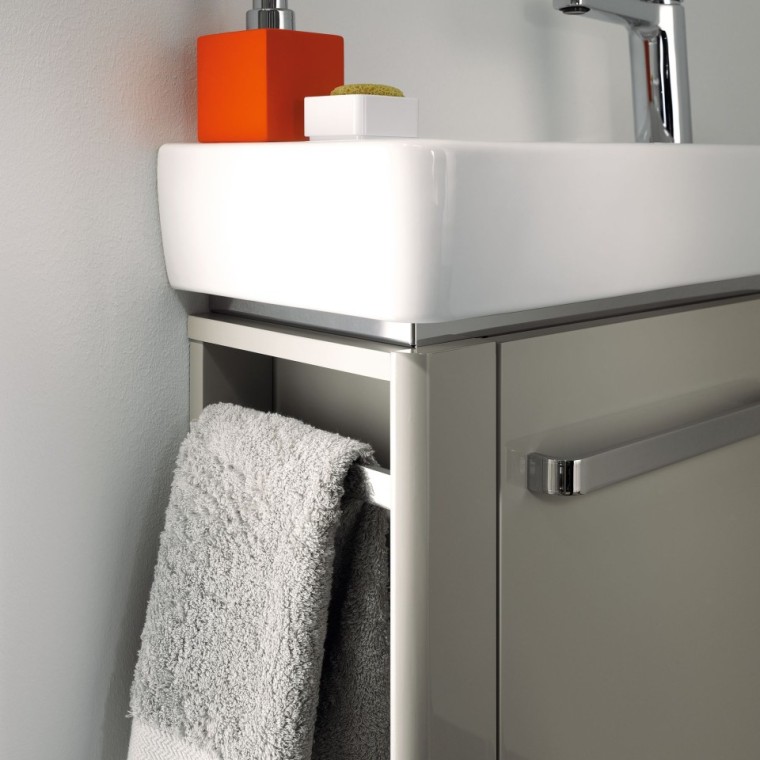 Šikovná skříňka pod umývátko se zabudovaným držákem na ručník. Šikovná skříňka pod umývátko se zabudovaným držákem na ručník.