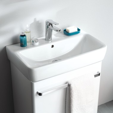 Madlo umyvadlové skříňky může zároveň sloužit jako praktický držák ručníku.