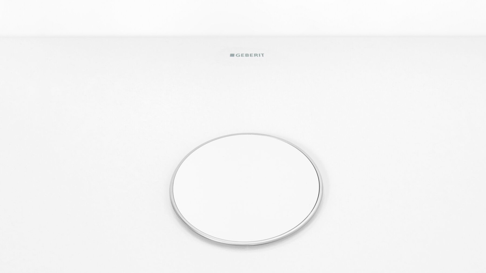 Kryt odpadního ventilu v bílé barvě s diskrétním chromovaným okrajem