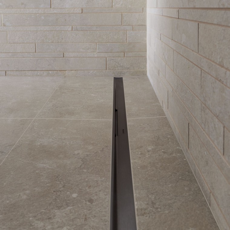 Voda odtéká přes elegantní nerezový profil.