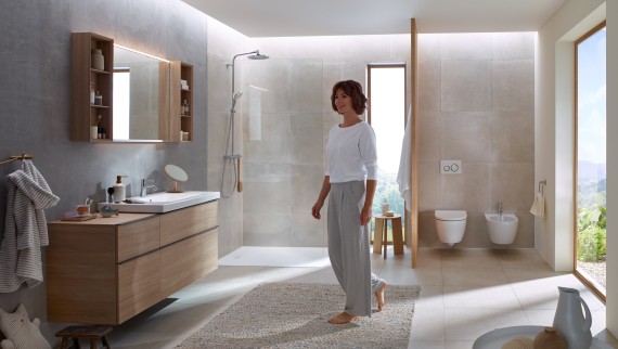 Žena v koupelně vybavené koupelnovou sérií Geberit iCon