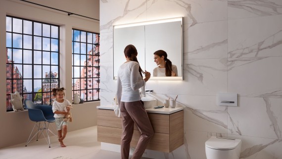 Matka s dítětem v koupelně vybavené systémem Geberit ComfortLight