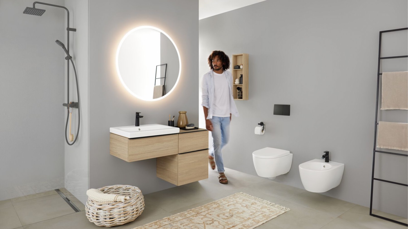 Koupelna se sprchovým koutem ve výklenku