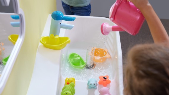 Hrací a mycí plocha Geberit Bambini s umyvadlem