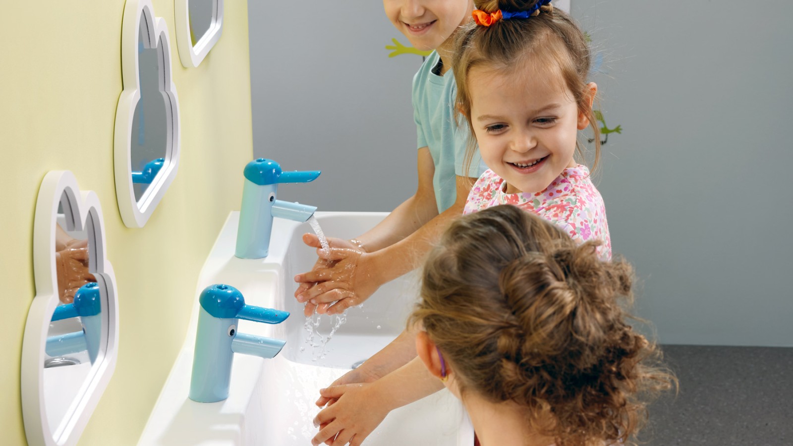 Děti si hrají na hrací a mycí ploše Geberit Bambini Děti si hrají na hrací a mycí ploše Geberit Bambini