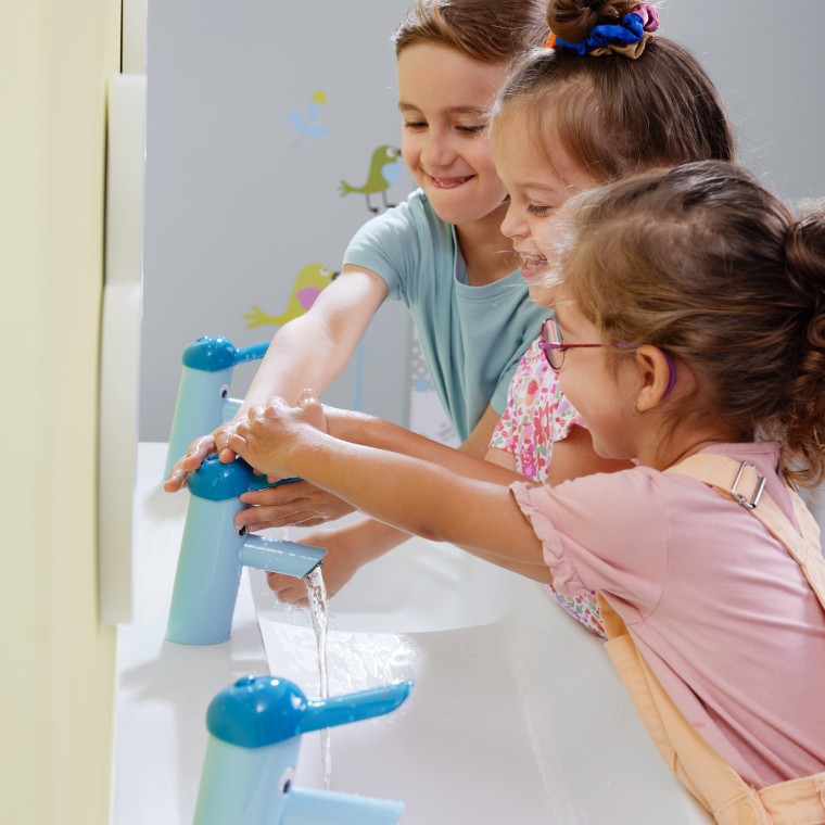 Děti si hrají na hrací a mycí ploše Geberit Bambini Děti si hrají na hrací a mycí ploše Geberit Bambini