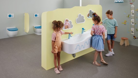 Děti si hrají v sanitární místnosti vybavené systémem Geberit Bambini Děti si hrají v sanitární místnosti vybavené systémem Geberit Bambini
