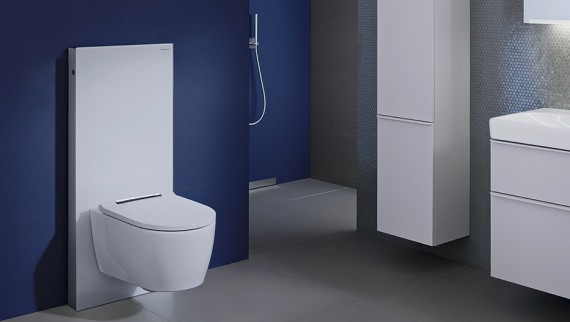 Koupelna se sanitárním modulem Geberit Monolith s bílým sklem