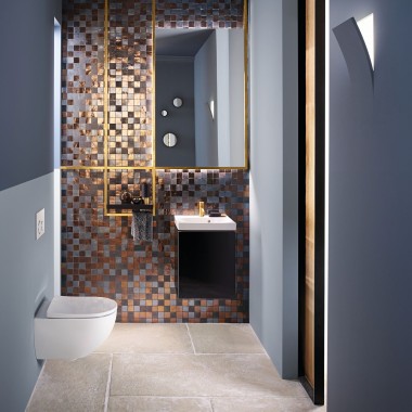 Pohled do moderní koupelny pro hosty s WC Acanto a umyvadlem Acanto před mozaikovým zadním panelem