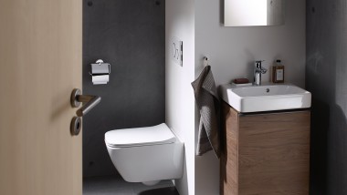 Malá koupelna s umyvadlem ze série Geberit Smyle a zrcadlem Geberit Option