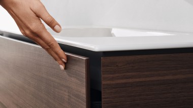 koupelnová skříňka se zásuvkou s mechanismem push-to-open