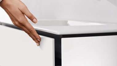 koupelnová skříňka se zásuvkou s mechanismem push-to-open