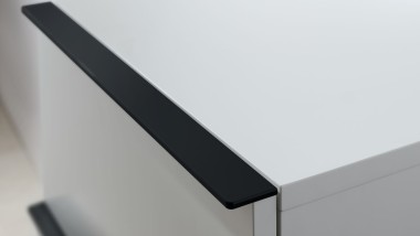 Boční skříňka Geberit iCon v bílé barvě s černými rukojeťmi