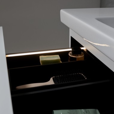 Umyvadlová skříňka Geberit iCon s integrovanou světelnou lištou