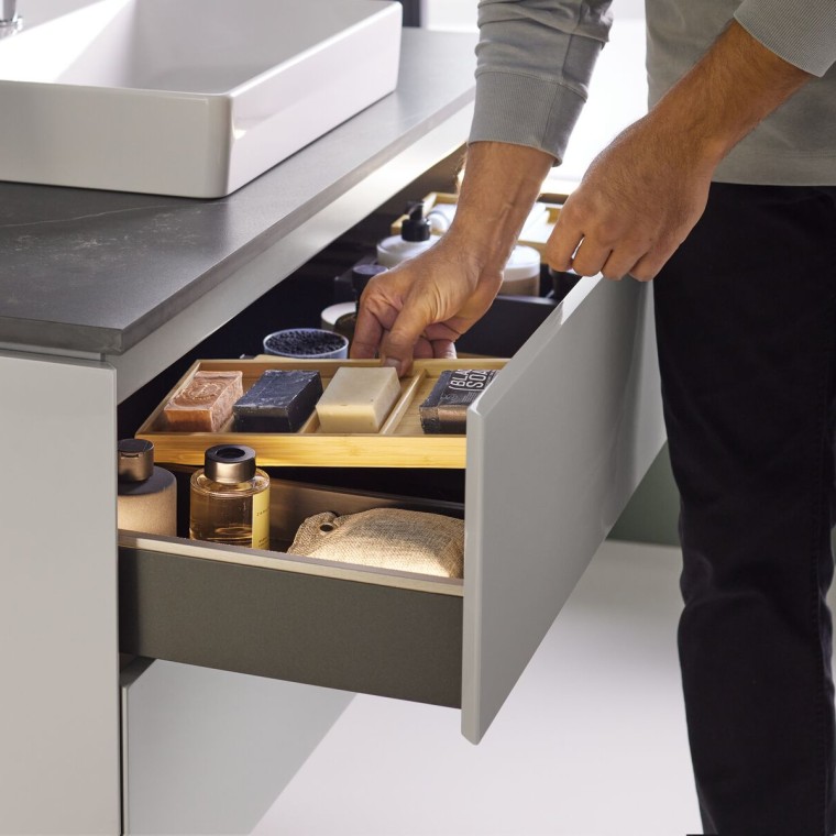 Umyvadlová skříňka Geberit ONE s organizačním systémem Umyvadlová skříňka Geberit ONE s organizačním systémem