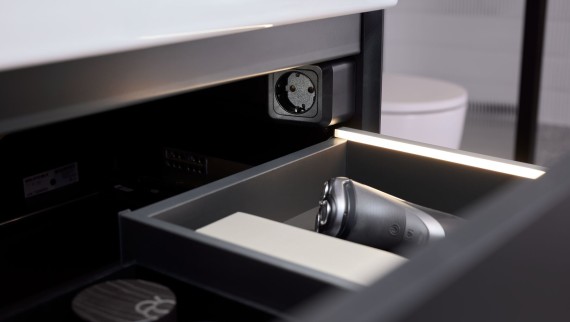 Zásuvka Geberit ONE s osvětlovacími lištami a připojovacím zásuvkovým prvkem Zásuvka Geberit ONE s osvětlovacími lištami a připojovacím zásuvkovým prvkem