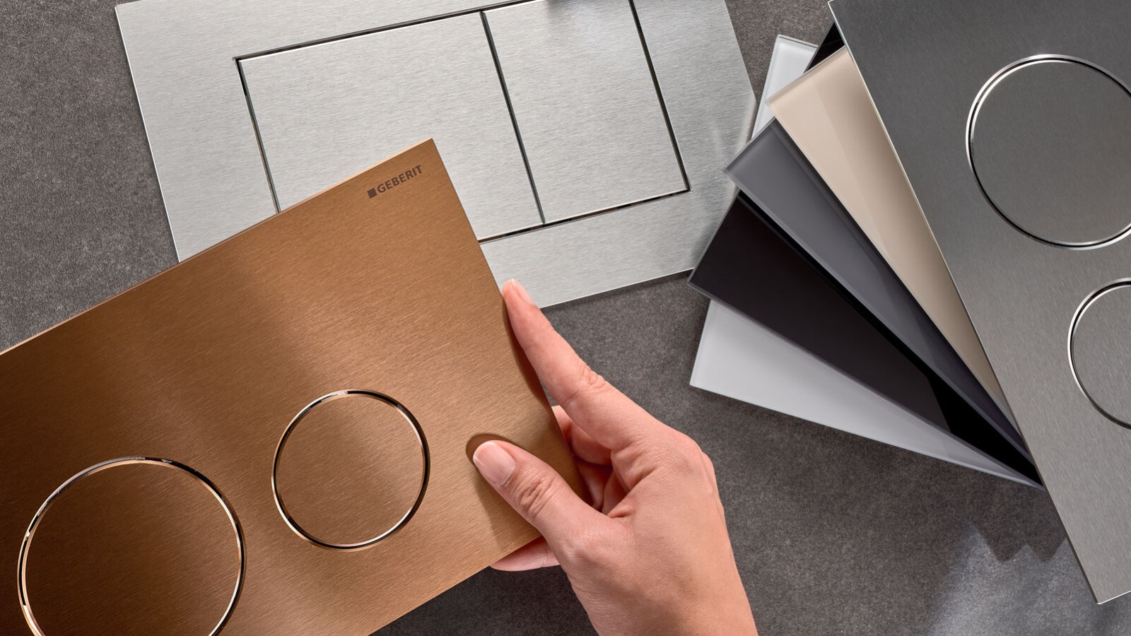 Spouštěcí desky řady Sigma40 nejenže pomáhají šetřit vodu díky duálnímu splachování, ale také skvěle doplňují hnědé barevné provedení koupelny. Spouštěcí desky řady Sigma40 nejenže pomáhají šetřit vodu díky duálnímu splachování, ale také skvěle doplňují hnědé barevné provedení koupelny.