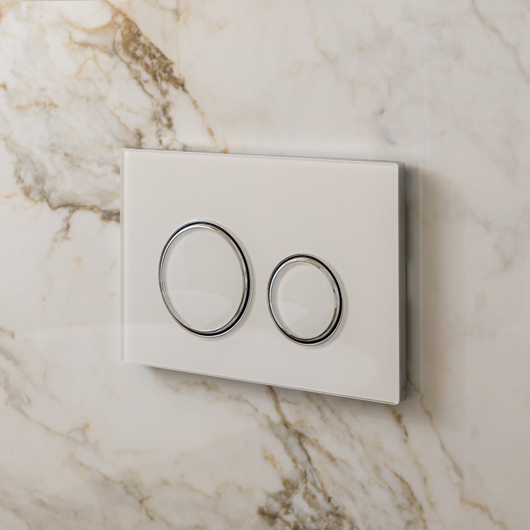 Bílá ovládací deska Geberit Sigma50 s designovými kroužky ve stříbrné barvě