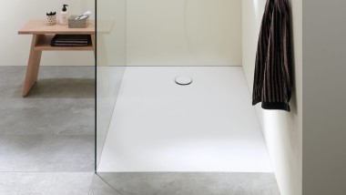 Koupelna se sprchovou vaničkou Geberit Setaplano