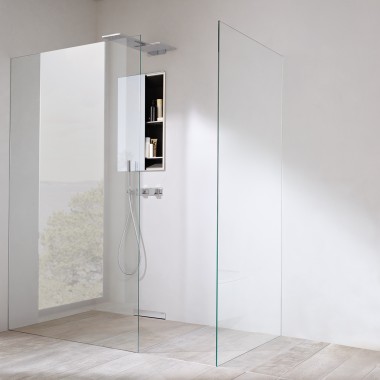 Sprcha s hladce integrovaným sprchovým panelem