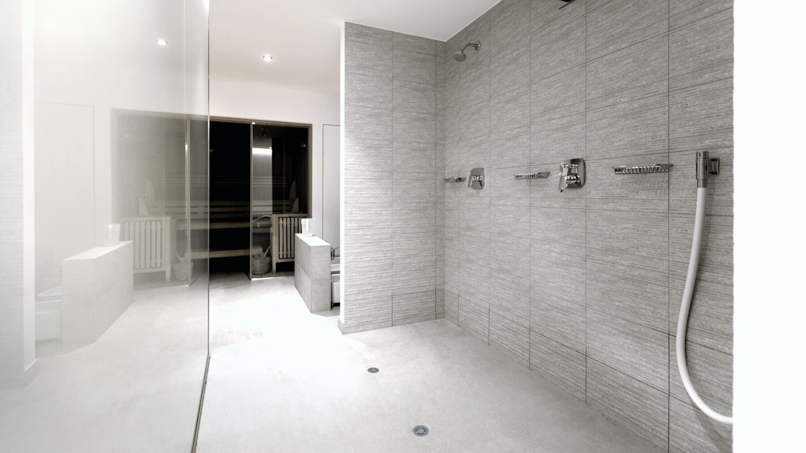 Poloveřejná sanitární místnost s podlahovou vpustí Geberit z vinylu (PVC).