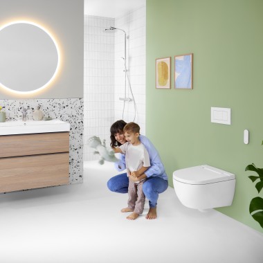 Žena a dítě v barevné koupelně se zrcadlem Geberit Option