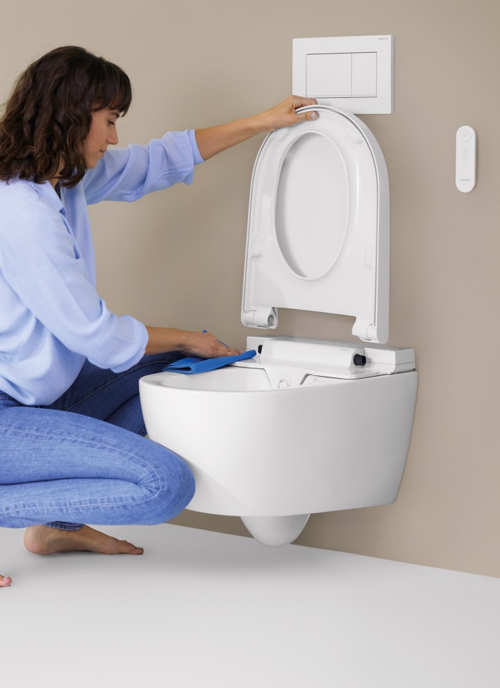 Žena myje WC Žena myje WC