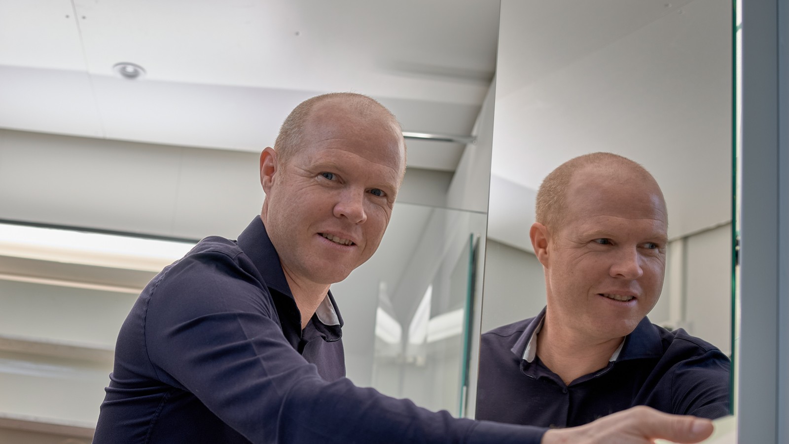 Odborník na osvětlení Andreas Janser ve světelné laboratoři v sídle společnosti Geberit v Rapperswil-Jona ve Švýcarsku. (© Geberit)