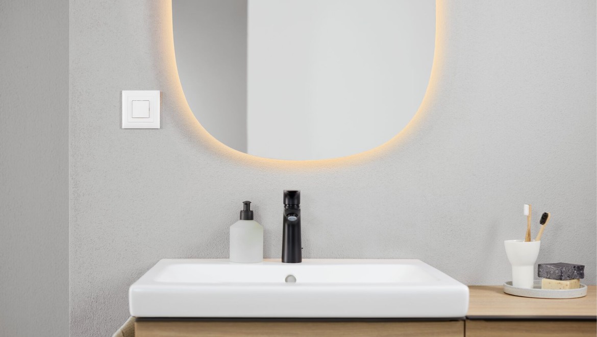 Koupelna Geberit iCon s umyvadlem a oválným zrcadlem Geberit Option