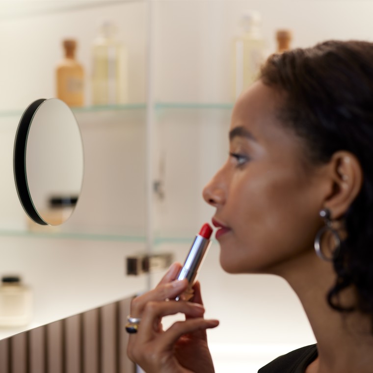 Žena se líčí u zrcadla Žena se líčí u zrcadla