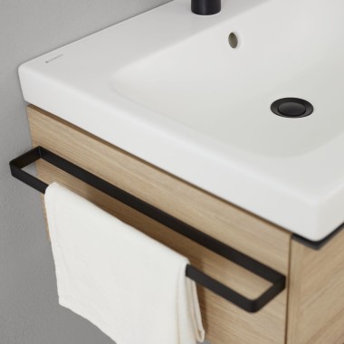 Umyvadlová skříňka Geberit iCon s držákem ručníků v černé matné barvě (© Geberit)