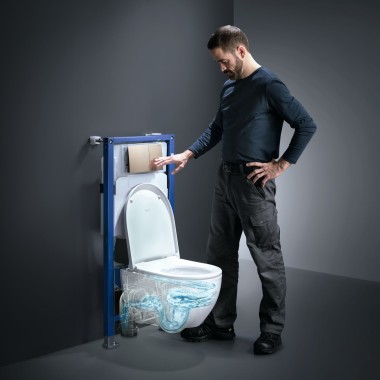 Muž splachuje pomocí technologie TurboFlush na toaletě Geberit Acanto