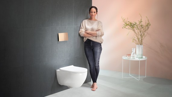 Geberit Acanto WC in the bathroom with wall in the trend colour Peach Fuzz