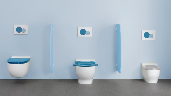 Toalety z koupelnové řady Geberit Bambini s barevnými víky a ovládacími tlačítky