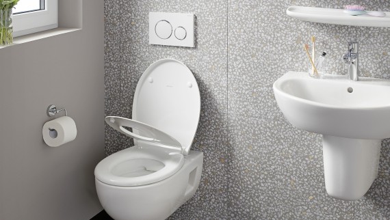 Závěsné WC obložené dlaždicemi Závěsné WC obložené dlaždicemi