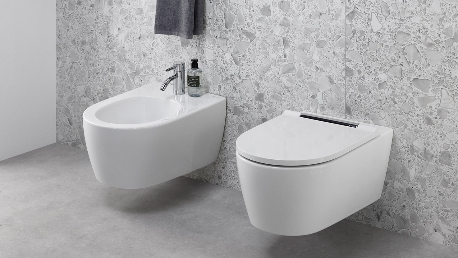Kombinace bidetu Geberit ONE a sprchovacího WC AquaClean Sela Kombinace bidetu Geberit ONE a sprchovacího WC AquaClean Sela