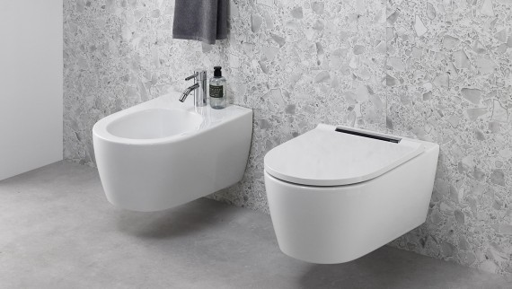 Kombinace bidetu Geberit ONE a sprchovacího WC AquaClean Sela Kombinace bidetu Geberit ONE a sprchovacího WC AquaClean Sela