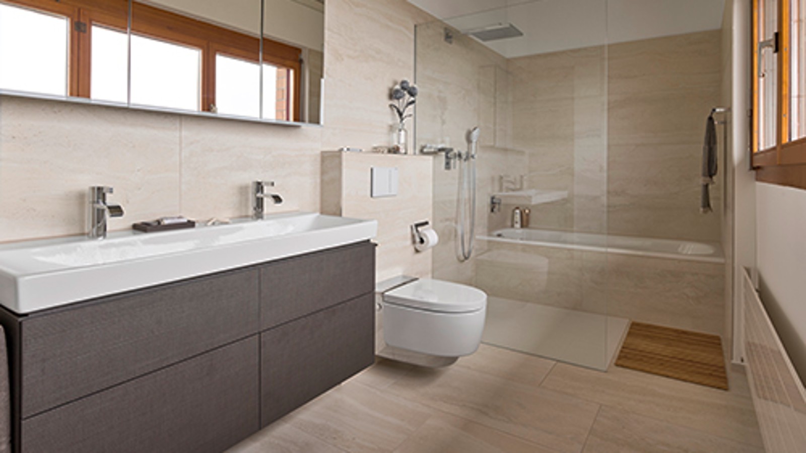Koupelna se sprchovací toaletou Geberit AquaClean po rekonstrukci