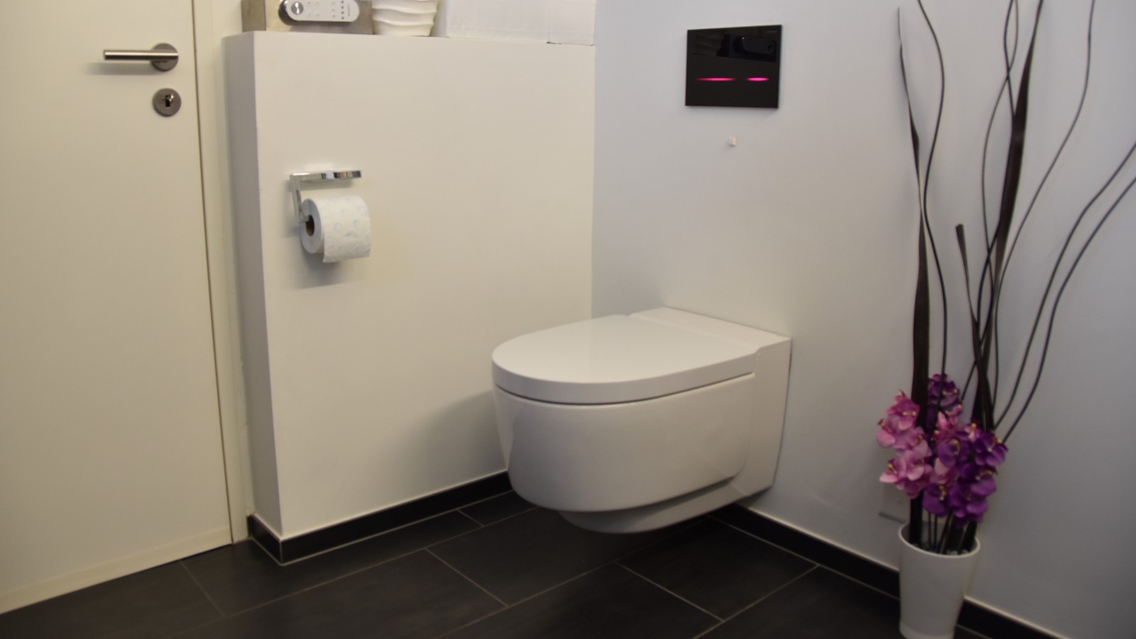 Koupelna s různými výrobky Geberit po rekonstrukci