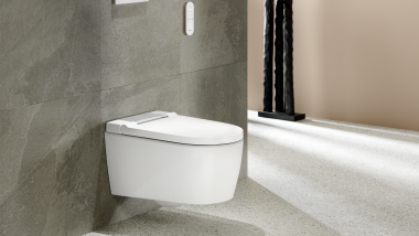 Koupelna s Geberit AquaClean Sela v bílé barvě a splachovací deskou Geberit Sigma20