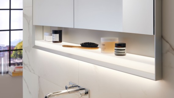 Zrcadlová skříňka Geberit ONE s osvětlovacím konceptem Geberit ComfortLight