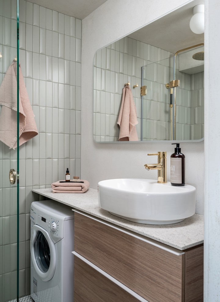 Po přestavbě malé koupelny s oválným umyvadlem z koupelnové série VariForm a nábytkem ve vzhledu dubového dřeva (© Meja Hynynen)