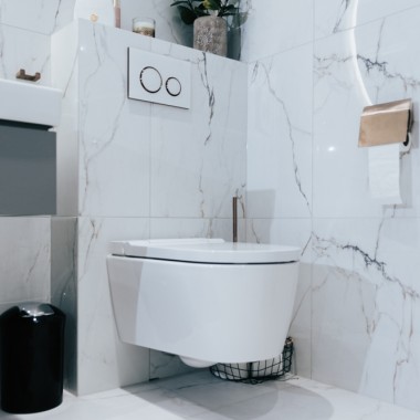 Sprchové WC Geberit AquaClean v kombinaci s ovládací deskou Sigma21
