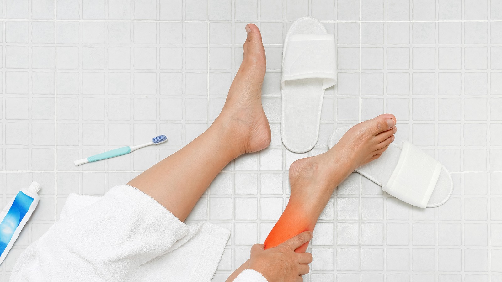 riziko uklouznutí v koupelně - výběrem vhodných materiálů můžete pádu předejít