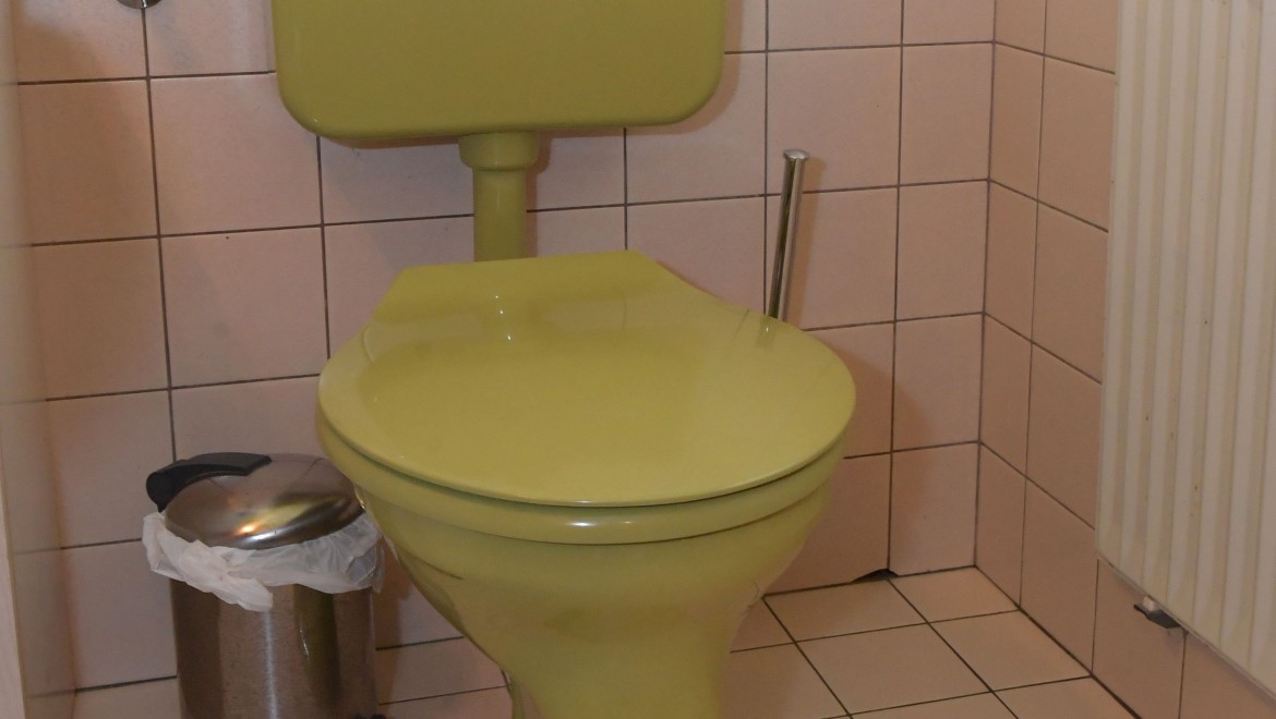 Staré WC, které zabíralo hodně místa