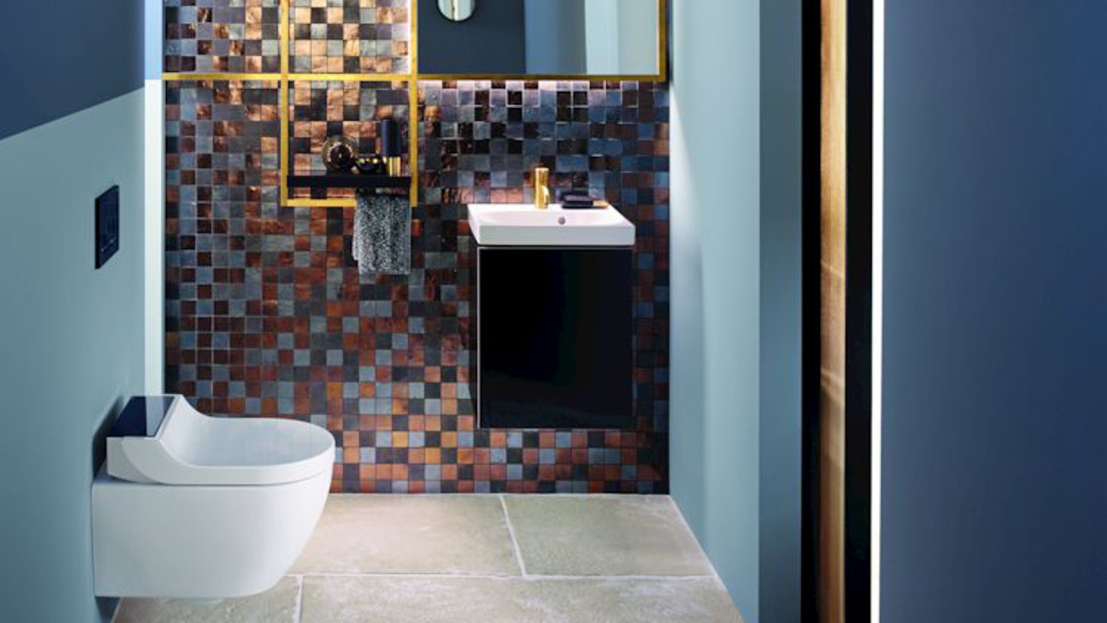 Zlaté a měděné tóny koupelny s AquaClean Tuma