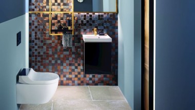 Zlaté a měděné tóny koupelny s AquaClean Tuma